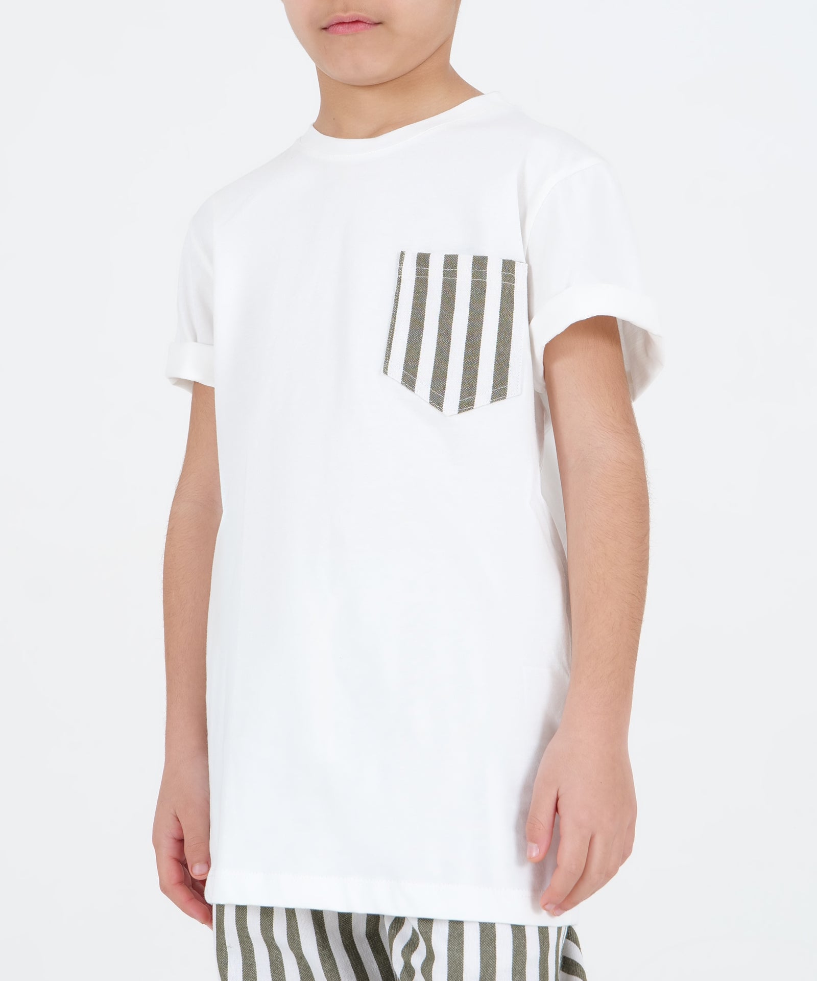 CAMISETA CON BOLSILLO DE RAYAS Y CUELLO ACANALADO